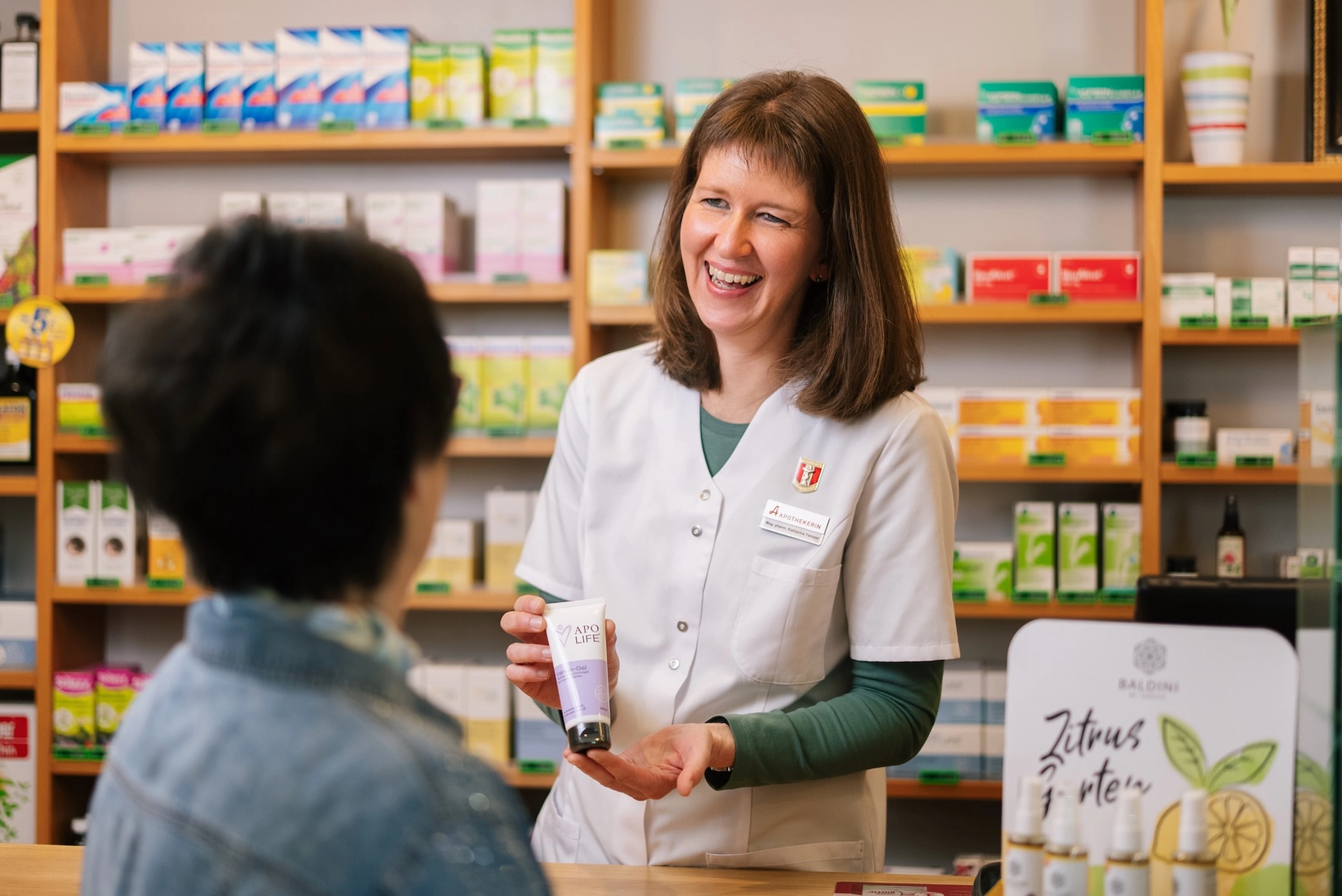 Persönliche Beratung am Tresen der Apotheke